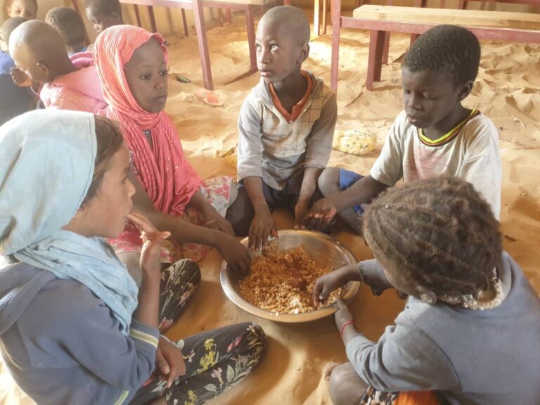Improving learning and fighting against child malnutrition