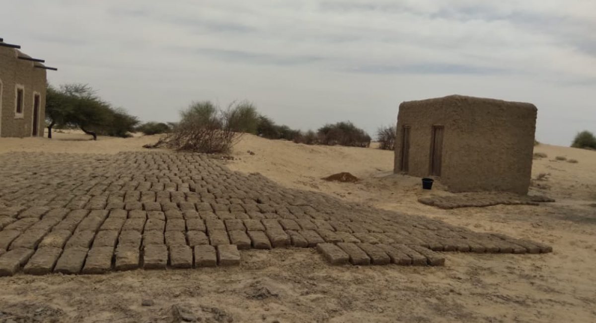 Preparing bricks for the Teachersroom. Photo: Bikima Ag Ibnou